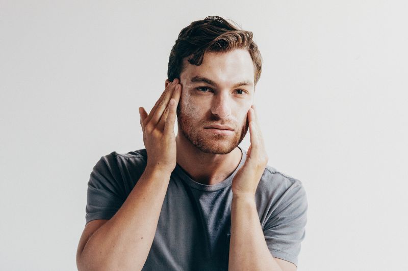 Dealing with Oily Men Skin: Simple Steps for Daily Control