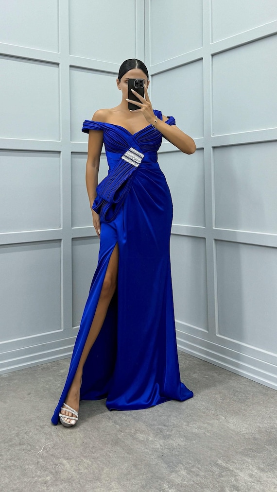 Dress with Brooch: A Touch of Elegance for Any Occasion