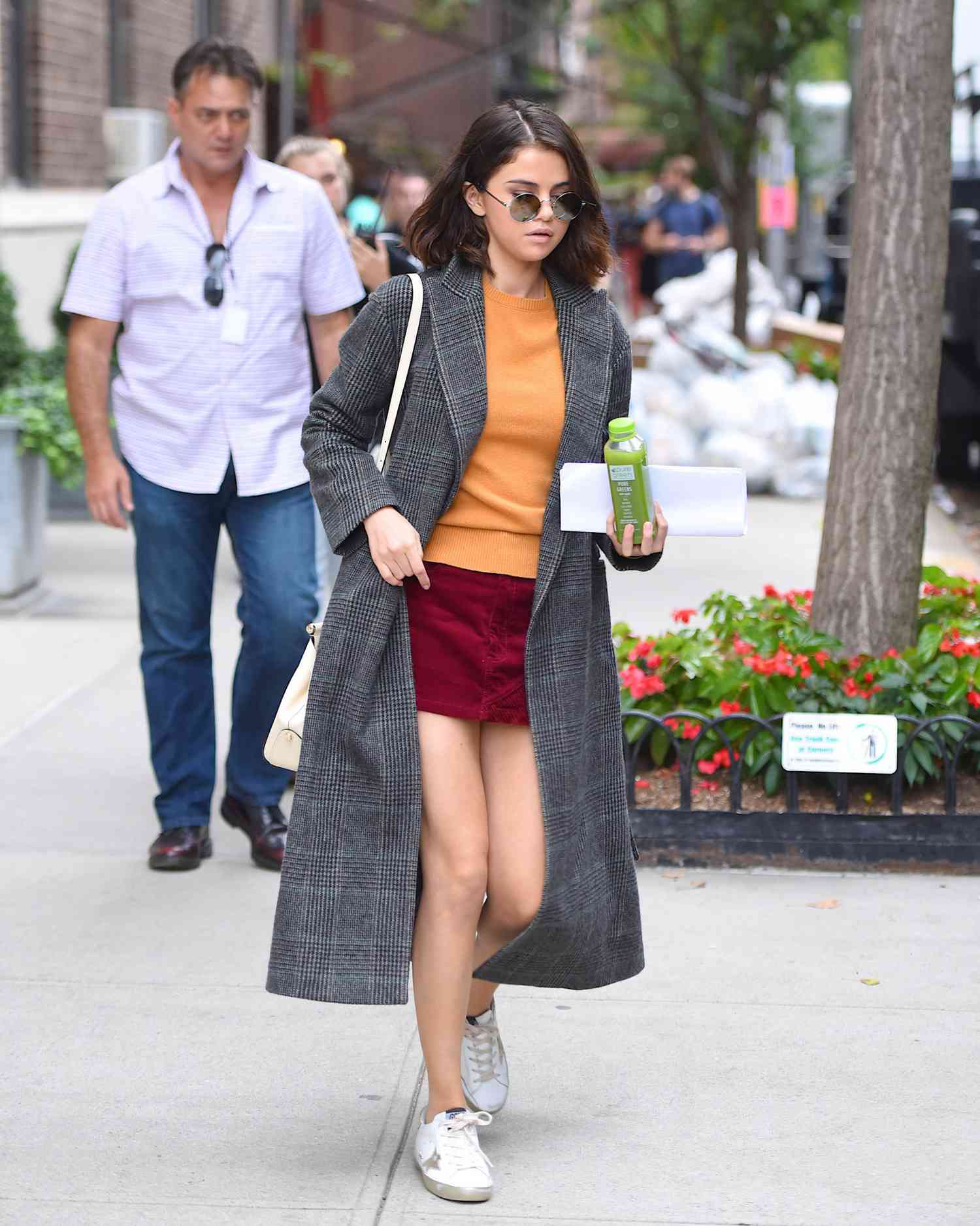 Get the Look: Celebrity Style Golden Tennis Shoes Outfits