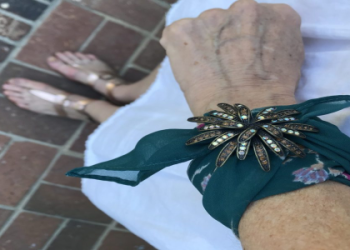 Trendy how to wear brooches, heres the easy guide to rocking this classic accessory.