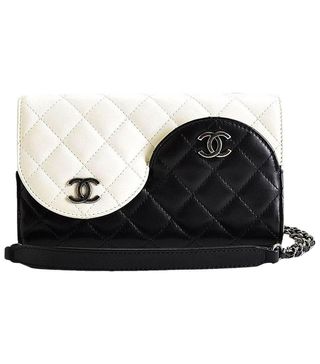 Find the Perfect White and Black Chanel Bag: Check Out These Tips!
