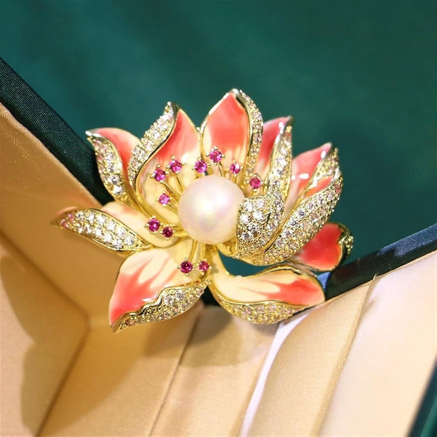Amazing pictures of brooches: See the most fashionable pieces here!