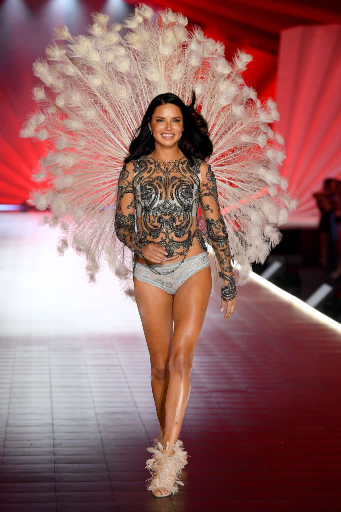 Adriana Lima 2000s Fashion: Why Is It Trendy Again? (Heres What We Found)